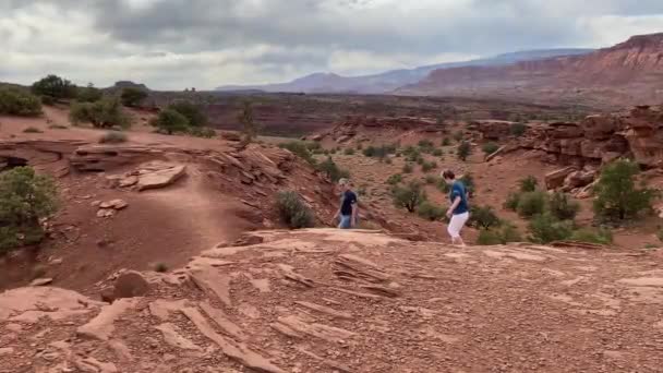 Utah Eua Maio 2021 Embarque Turístico Sobre Rochas Trilha Panorâmica — Vídeo de Stock