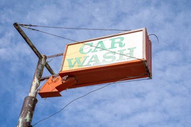 Eski paslı neon levhası, New Mexico 'daki 66. Otoyol' dan alınan klasik bir araba yıkama yeri.