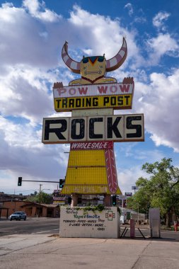 Holbrook, Arizona - 17 Mayıs 2021 Eski tarihi Route 66 boyunca Pow Wow Ticaret Posta ve Kayalar için İmza