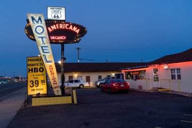 Tucamcari, New Mexico - 6 Mayıs 2021: 66 no 'lu karayolu üzerinde bulunan klasik Motel Americana tabelası için neon levhası, alacakaranlıkta çekildi.