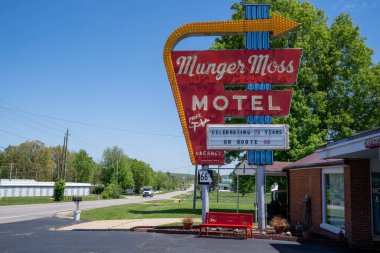 Lübnan, Missouri - 5 Mayıs 2021: Eski tarihi Route 66 boyunca ünlü Munger Moss Motel için klasik neon tabela