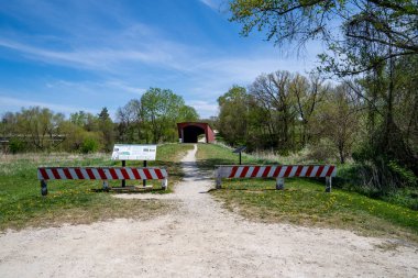 Winterset, Iowa - 4 Mayıs 2021: Holliwell Kapalı Köprü bariyerlerle araç trafiğine kapatıldı