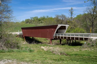 Winterset, Iowa - 4 Mayıs 2021 Madison County köprülerinin bir parçası olan güzel Sedir Kaplama Köprüsü