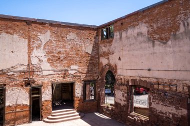 Jerome, Arizona - 10 Mayıs 2021 Eski Bartlett Oteli 'nin kalıntılarına bakıyorum, terk edilmiş, hayalet bir kasabada.