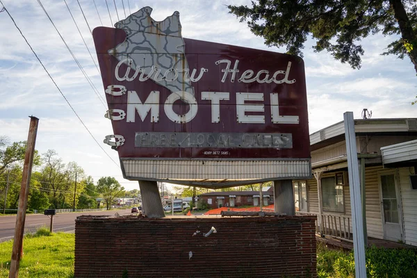 Columbia Missouri Maja 2021 Stary Klasyczny Neon Dla Motelu Arrowhead — Zdjęcie stockowe