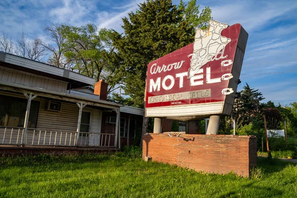 Columbia, Missouri - 4 Mayıs 2021: Arrowhead Motel için eski klasik neon tabela, şimdi terk edilmiş