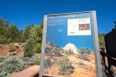 Utah, ABD - 16 Mayıs 2021 Zion Ulusal Parkı 'ndaki Kolob Kanyonları' ndaki Timber Creek Tepe Yolu 'nun imza ve patika başı