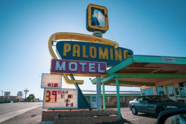 Tucamcari, New Mexico - 6 Mayıs 2021: 66. karayolu boyunca klasik neon ışıklı eski Palomino Motel