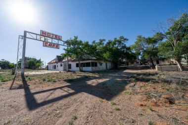 Glenrio, Teksas - 6 Mayıs 2021: New Mexico sınırındaki 66 no 'lu hayalet kasabadaki Teksas' taki eski First Last Motel için terk edilmiş tabela
