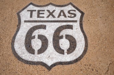 ABD 'deki tarihi ana yolda 66 numaralı Teksas Yolu tabelası.