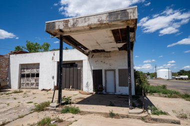 Eski paslı benzin istasyonu, 66. yolda, McLean Texas 'ta.