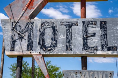 Oklahoma 'da 66. Yol' da terk edilmiş bir motele ait genel neon tabela.