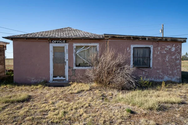 New Mexico çöl kasabası San Jon 'da, Route 66' da terk edilmiş eski bir motel ofisi.