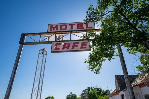 2021年5月6日テキサス州グレンリオ ニューメキシコ州境のルート66ゴーストタウンにあるテキサス州初の最後のモーテルの放棄された標識 — ストック写真