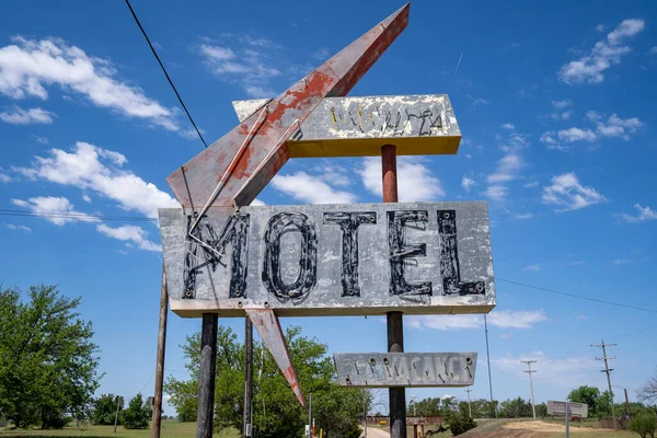 Generisk Gammal Övergiven Neonskylt Mot Ett Motell Längs Väg Oklahoma — Stockfoto