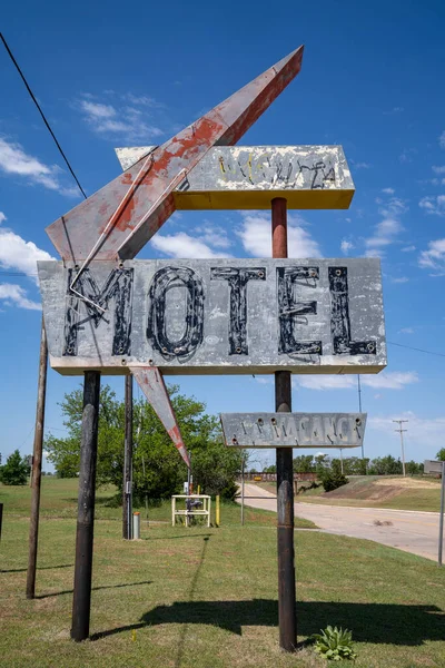 オクラホマ州のルート66沿いのモーテルのための一般的で古い放棄されたネオンサイン — ストック写真