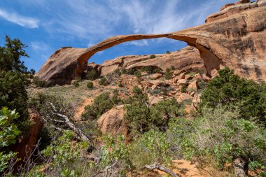 Utah Arches Ulusal Parkı 'ndaki Devils Garden yolu boyunca manzara kemeri.