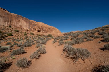 Moab Utah 'taki Corona Kemer Yolu boyunca manzara, kırmızı kaya kumtaşı ve mavi gökyüzü