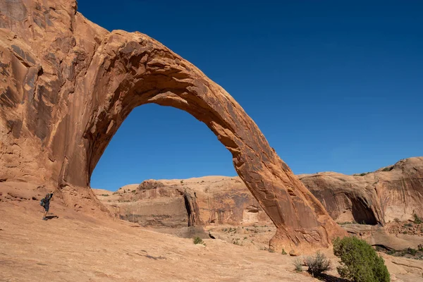 Moab Utah Maj 2021 Manlig Vandrare Tar Bilder Corona Arch — Stockfoto