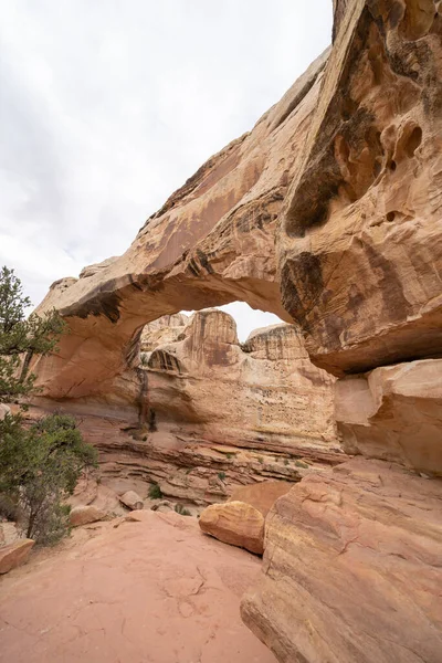 Hickman Bridge Vid Captiol Reef National Park Molnig Vårdag — Stockfoto