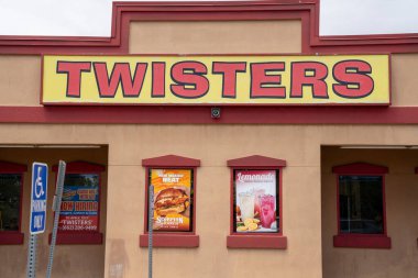 Albuquerque, New Mexico - 7 Mayıs 2021: Breaking Bad Hermanos filminde Los Pollos Hermanos 'un çekim yeri olarak kullanılan Twisters fast food restoranının dışı