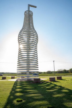 Arcadia, Oklahoma - 5 Mayıs 2021: Pops Route 66, dünyanın en büyük heykeltraş şişesinin evi.