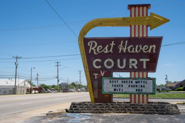 Springfield, Missouri - 5 Mayıs 2021: Ünlü neon levhası - Dinlenme Sığınağı Mahkemesi, tarihi Route 66 boyunca bir motel