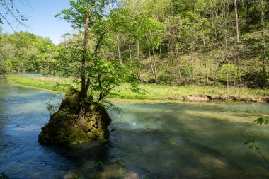 Ha Ha Tonka Eyalet Parkı 'ndaki güzel açık mavi kaynak suyu Ozarks Gölü, Missouri