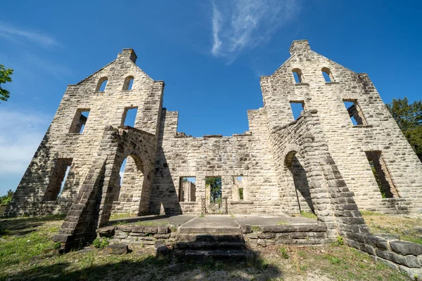 Ha Ha Tonka Eyalet Parkı 'ndaki kale harabeleri, Ozarks Gölü Missouri.