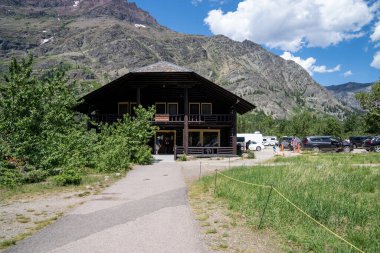 Montana, ABD - 1 Temmuz 2021: Buzul Ulusal Parkı 'ndaki İki Tıp Genel Merkezi