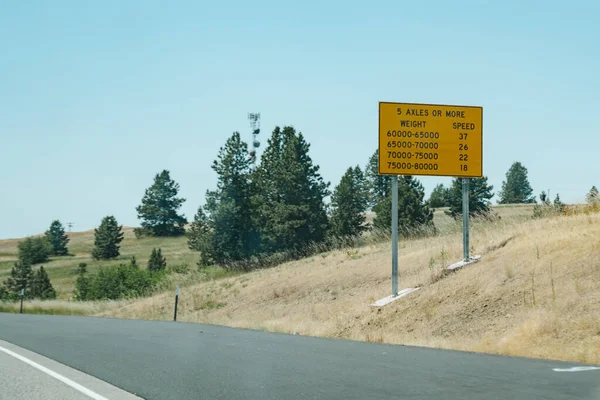 Carretera Señal Tráfico Interestatal Alertando Camioneros Semirconductores Sobre Las Limitaciones — Foto de Stock