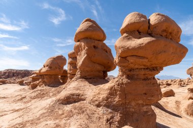 Goblin Vadisi Eyalet Parkı 'nda parlak mavi gökyüzüne karşı kaya oluşumları. Utah ABD