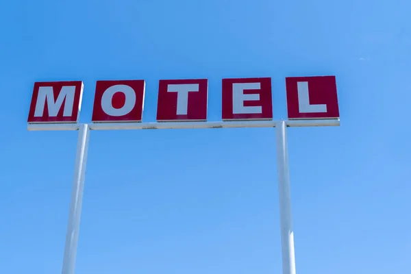 Sinal Genérico Para Motel Contra Céu Azul Letras Vermelhas Brancas — Fotografia de Stock