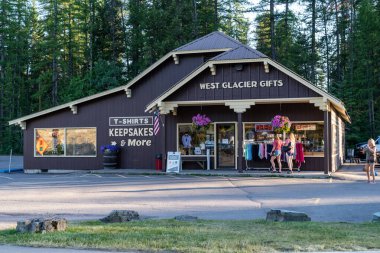 West Glacier, Montana - 30 Haziran 2021: Ulusal parkın dışındaki turizm kasabasında bir hediyelik eşya dükkanı olan West Glacier Gifts 'in dışı