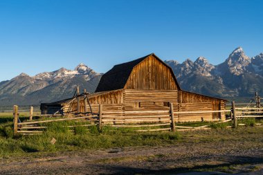 John Moulton Barn, Grand Teton Ulusal Parkı 'nda Mormon Row' da açık ve güneşli bir yaz sabahı
