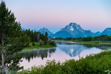 Grand Teton Ulusal Parkı 'nda Oxbow Virajı. Wyoming' de pembe bir gündoğumu sırasında.
