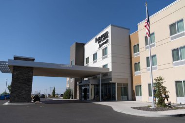 Moses Lake, Washington - 11 Temmuz 2021: Güneşli bir günde Marriott 'un Fairfield Inn otelinin dışı