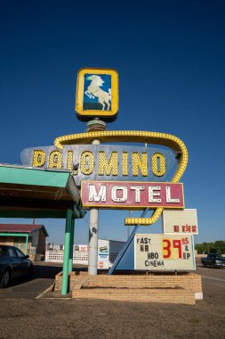 Tucamcari, New Mexico - 6 Mayıs 2021: 66. karayolu boyunca klasik neon ışıklı eski Palomino Motel