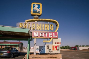 Tucamcari, New Mexico - 6 Mayıs 2021: 66. karayolu boyunca klasik neon ışıklı eski Palomino Motel