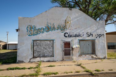 San Jon, New Mexico - 6 Mayıs 2021 Eski terk edilmiş seramik dükkanı