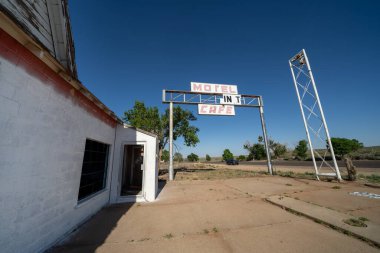 Glenrio, Teksas - 6 Mayıs 2021: New Mexico sınırındaki 66 no 'lu hayalet kasabadaki Teksas' taki eski First Last Motel için terk edilmiş tabela
