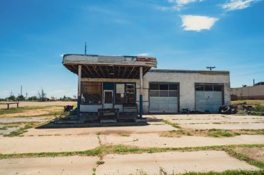 Eski paslı benzin istasyonu, 66. yolda, McLean Texas 'ta.