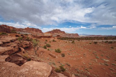 Bulutlu bir bahar gününde Captiol Resifi Ulusal Parkı 'ndaki Sunset Point manzarası