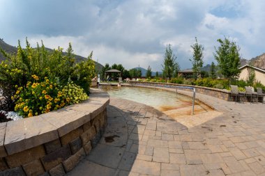 Corwin Springs, Montana - 25 Ağustos 2021: Yellowstone Hot Springs yüzme havuzlarının Fisheye mercek manzarası