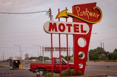 Billings, Montana - 26 Ağustos 2021: Parkway Motel 'in klasik retro neon tabelası
