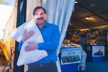 Falcon Heights, Minnesota - 30 Ağustos 2021 Yastık Kurucum Mike Lindell 'in karton maketi Minnesota Eyalet Fuarı' ndaki standında