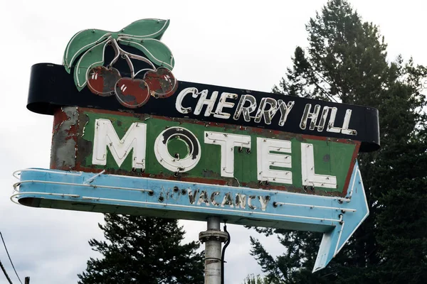 Polson Montana August 2021 Semn Neon Retro Pentru Motelul Cherry — Fotografie, imagine de stoc