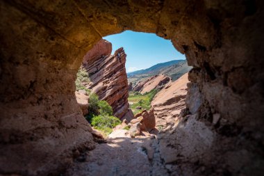 Morrison Colorado 'daki Red Rocks Park ve amfi tiyatronun doğal dairesel fotoğrafı.