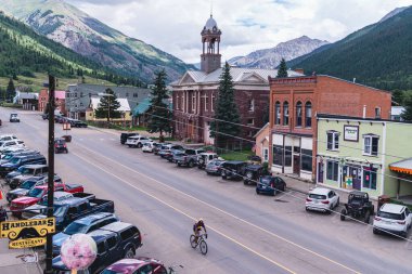 Silverton, Colorado - 3 Ağustos 2021: İş yerlerinin, restoranların ve dükkanların şehir merkezindeki ana caddenin yukarıdan görünüşü