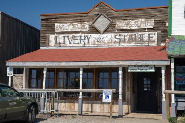 Göçmen, Montana - 24 Ağustos 2021: The Livery Stable and Old Saloon, Paradise Valley bölgesinde ünlü ve ikonik bir bar ve restoran